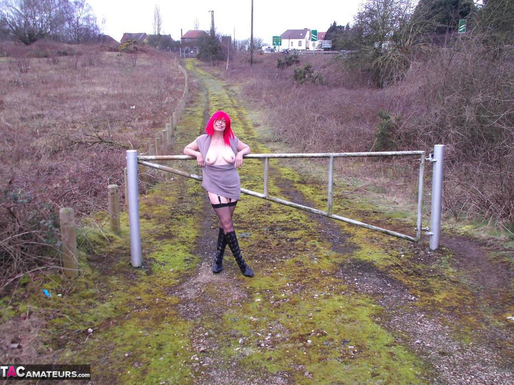 Amateur chick Barby Slut flashes her tits and twat in various UK locations foto porno #428280066