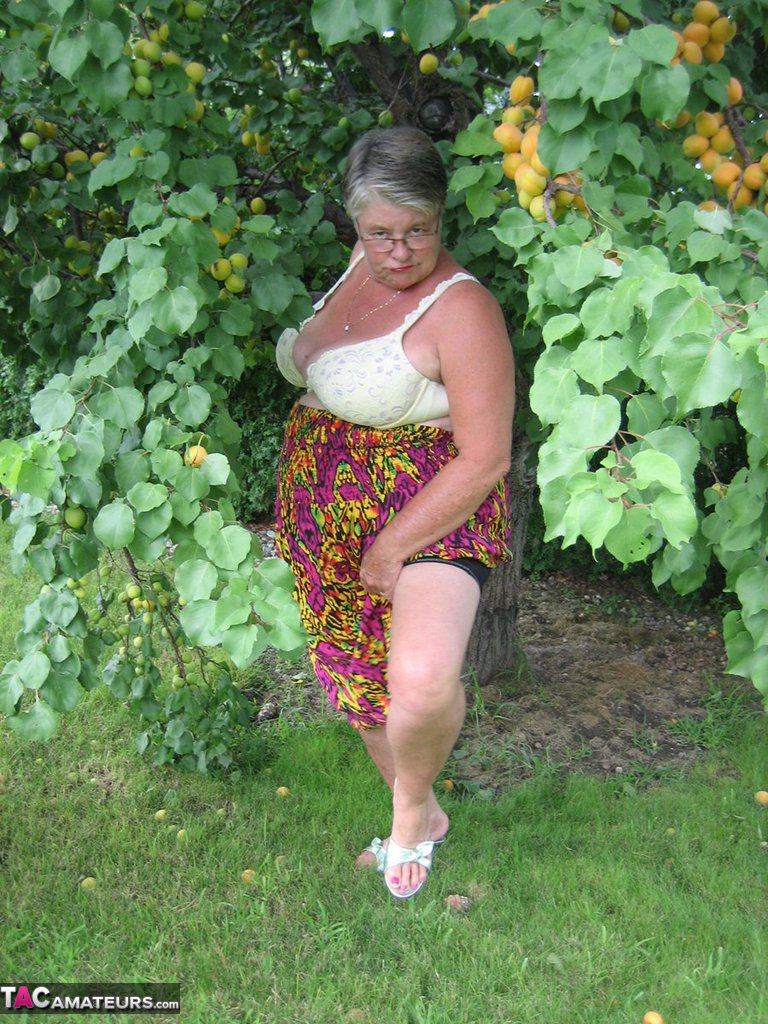 Fat granny Girdle Goddess exposes her large tits under a fruit bearing tree foto pornográfica #425915580