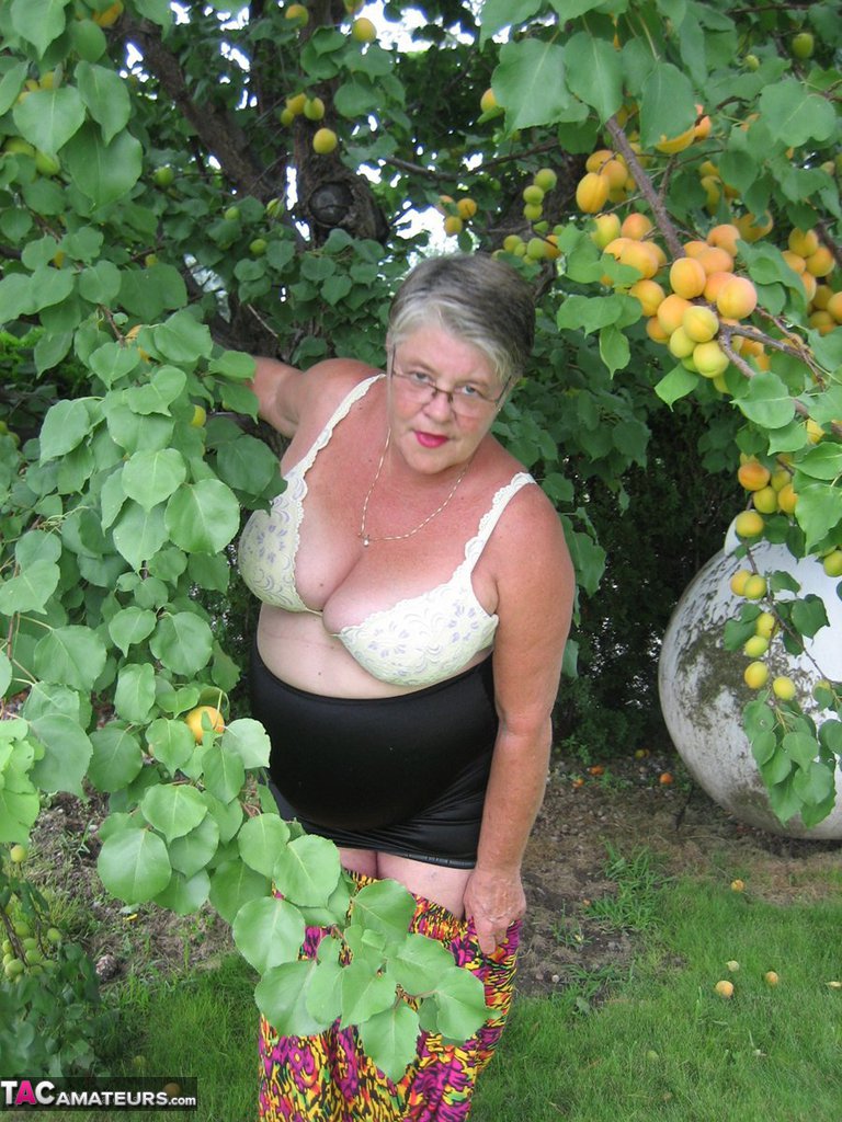 Fat granny Girdle Goddess exposes her large tits under a fruit bearing tree foto porno #425915586