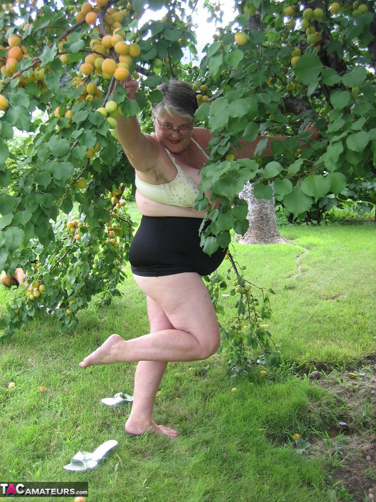 Fat granny Girdle Goddess exposes her large tits under a fruit bearing tree zdjęcie porno #425915606