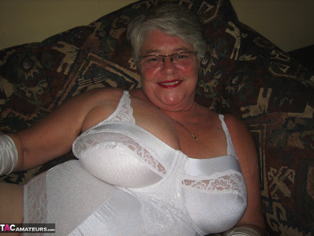 Amateur granny Girdle Goddess releases her boobs and pussy from lingerie foto porno #428538277