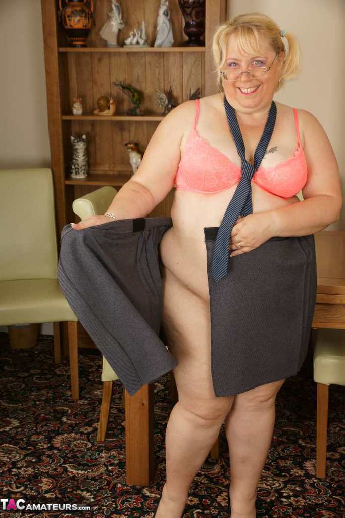 Obese blonde Lexie Cummings gets naked while wearing a necktie porno fotoğrafı #424661560