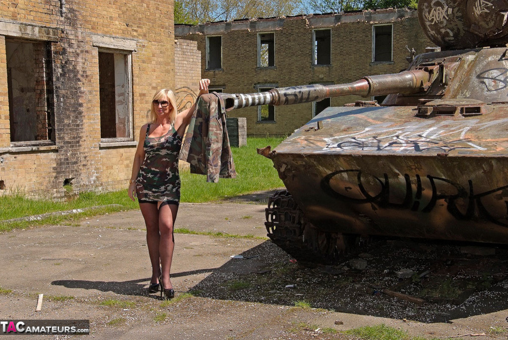 Blonde chick Melody removes her camouflage dress to model lingerie on a tank foto pornográfica #424259016 | TAC Amateurs Pics, Melody, MILF, pornografia móvel