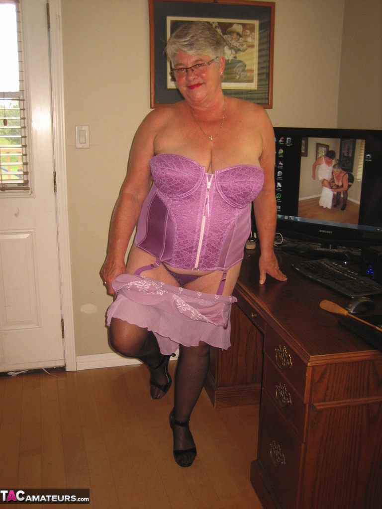 Old amateur Girdle Goddess displays her naked assets in lingerie and nylons porno fotoğrafı #428812953
