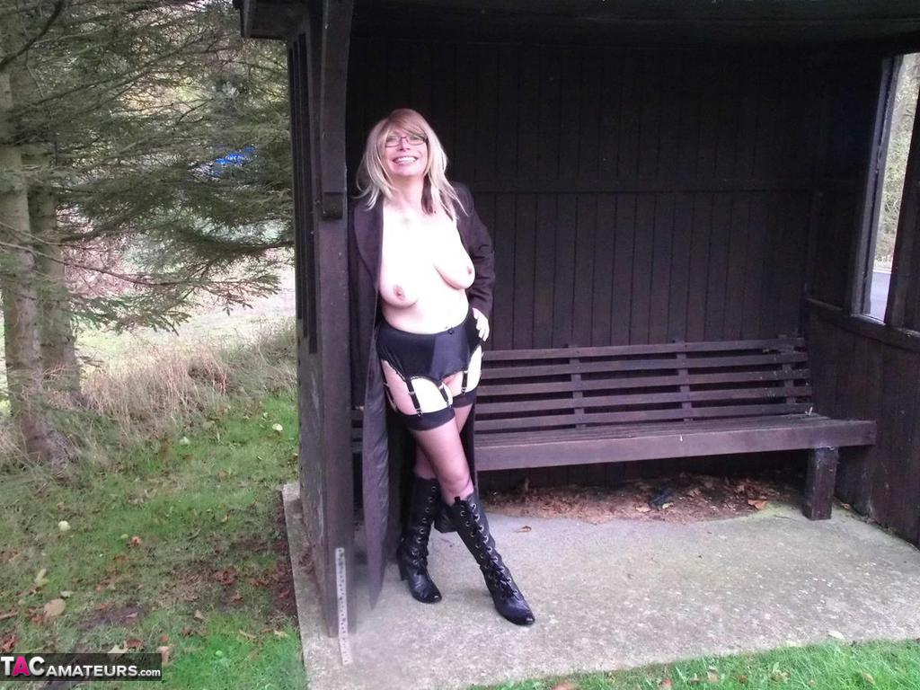 Mature amateur Barby Slut flashes in various British locations foto porno #425664620