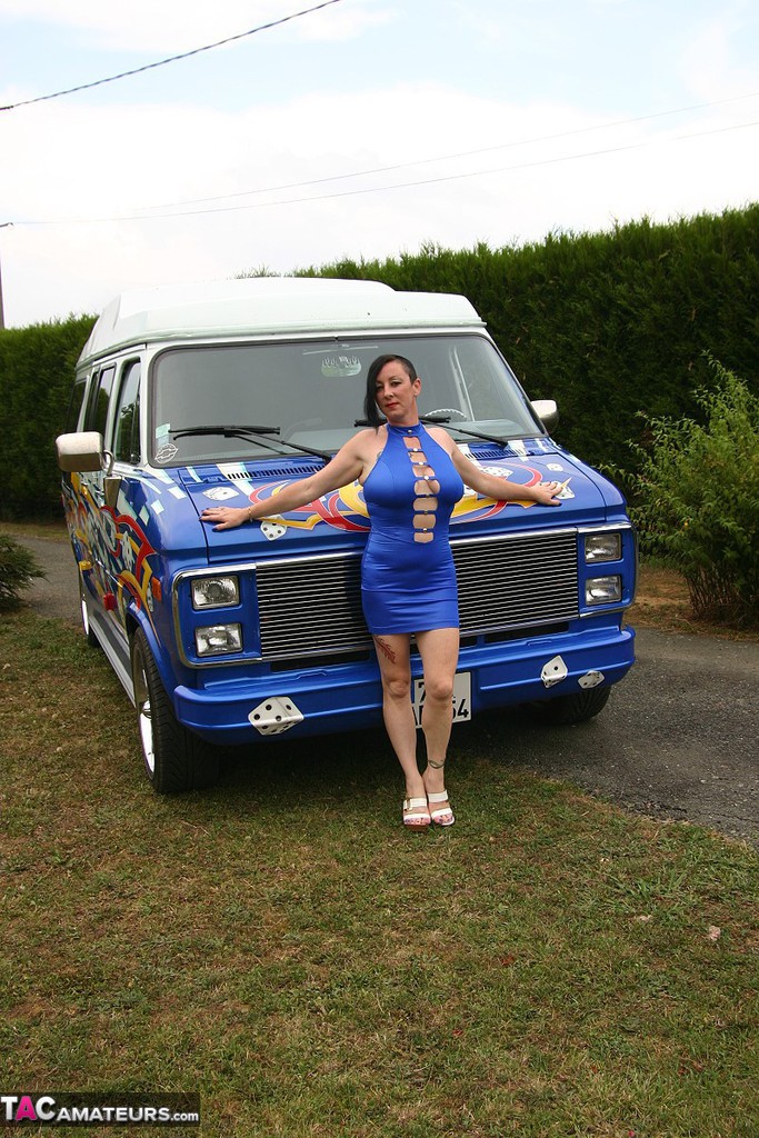 Mature amateur Mary Bitch gets naked inside a B-class van during solo action foto porno #425845250