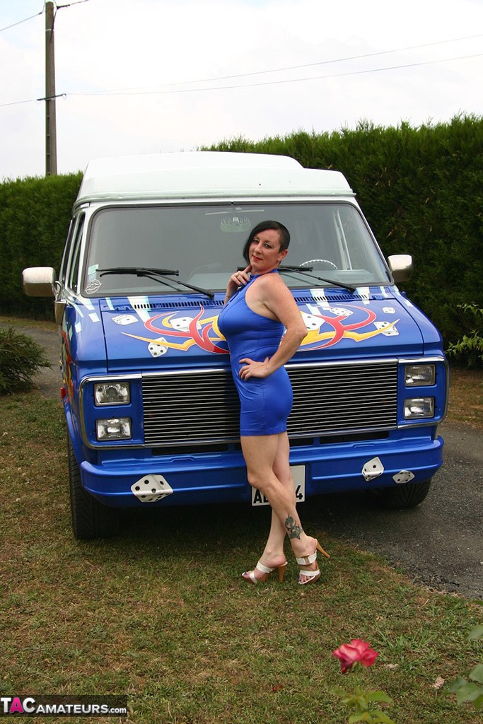 Mature amateur Mary Bitch gets naked inside a B-class van during solo action foto porno #425845252