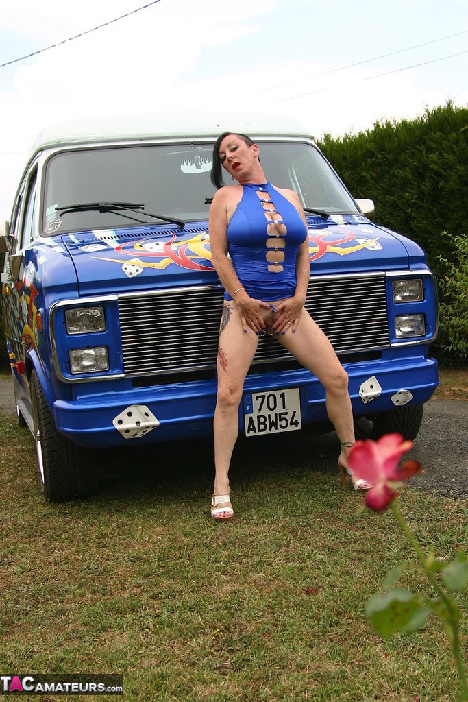 Mature amateur Mary Bitch gets naked inside a B-class van during solo action foto porno #425845264