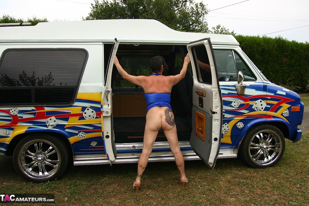 Mature amateur Mary Bitch gets naked inside a B-class van during solo action foto porno #425519536