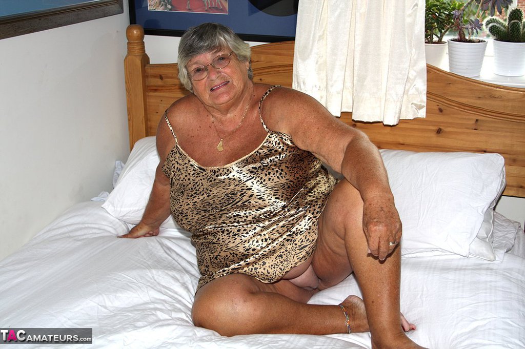 Silver haired senior citizen Grandma Libby masturbates on her bed with a toy foto porno #428421746