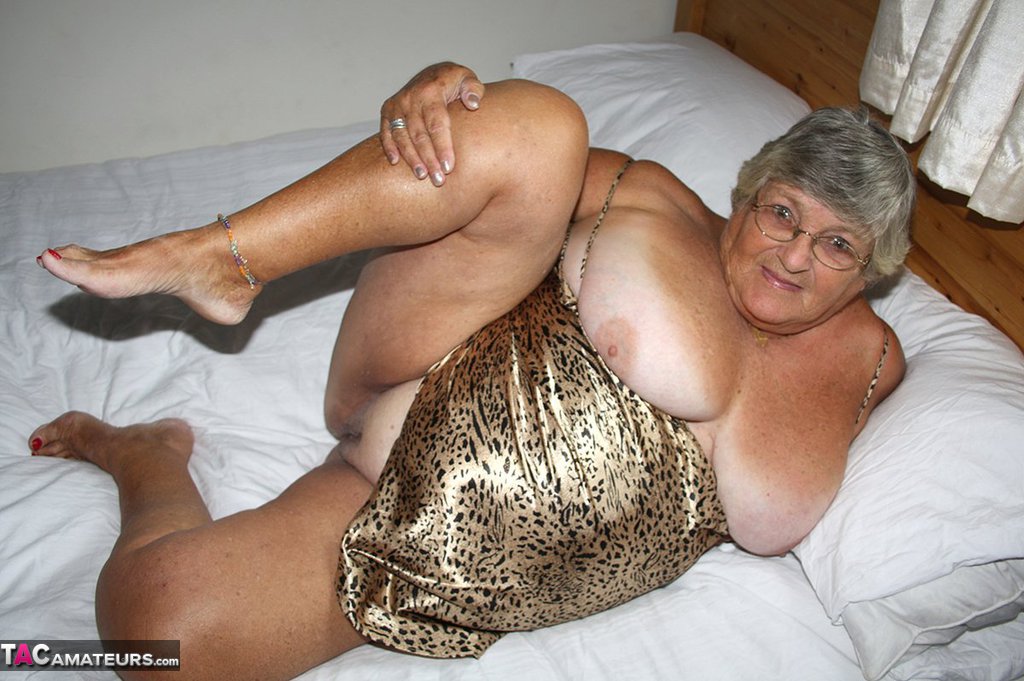 Silver haired senior citizen Grandma Libby masturbates on her bed with a toy foto porno #428518605