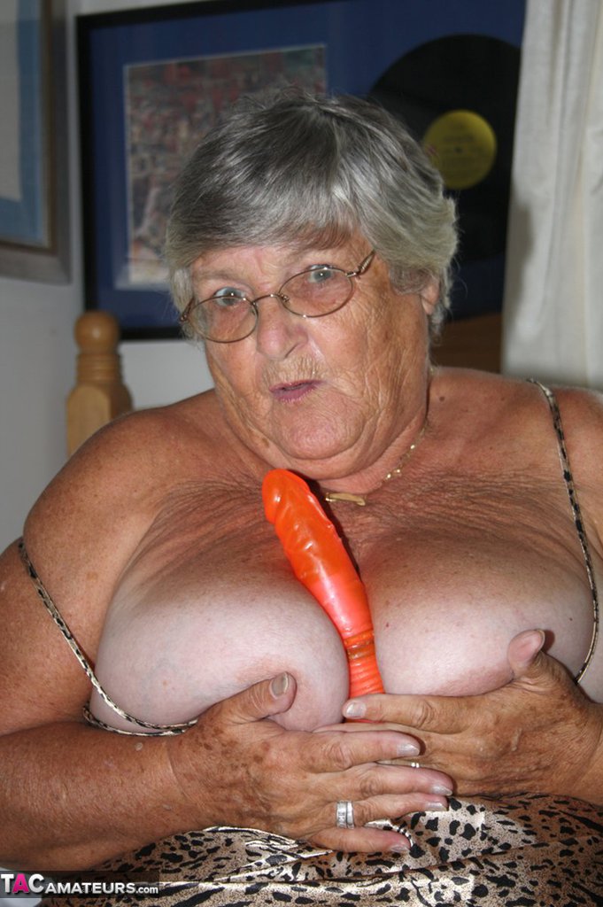 Silver haired senior citizen Grandma Libby masturbates on her bed with a toy foto porno #428518612