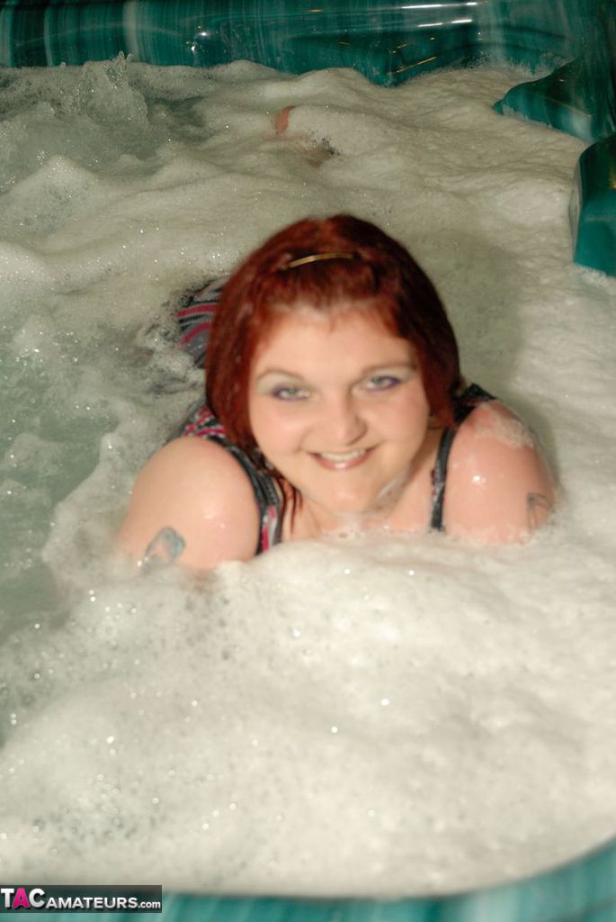 Obese redhead Black Widow AK relaxes in a hot tub while completely naked foto porno #426784071