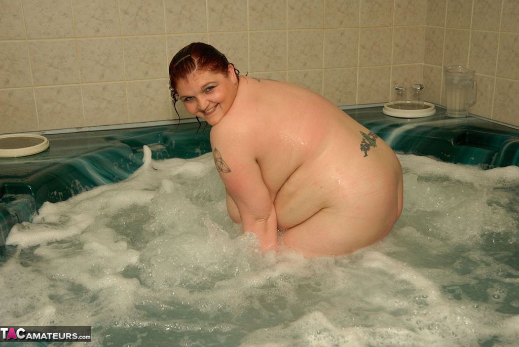 Obese redhead Black Widow AK relaxes in a hot tub while completely naked foto pornográfica #426784082 | TAC Amateurs Pics, Black Widow AK, BBW, pornografia móvel