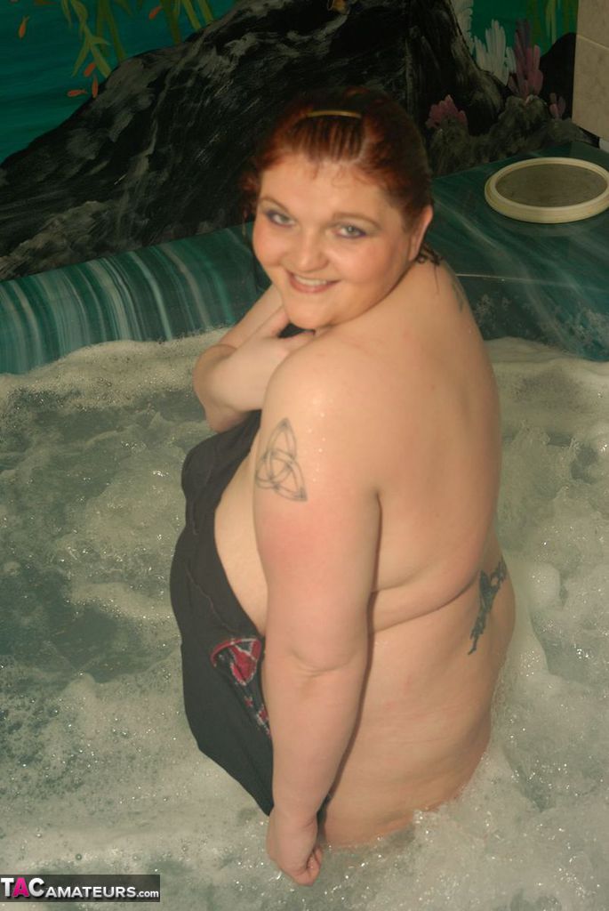 Obese redhead Black Widow AK relaxes in a hot tub while completely naked ポルノ写真 #425707990 | TAC Amateurs Pics, Black Widow AK, BBW, モバイルポルノ