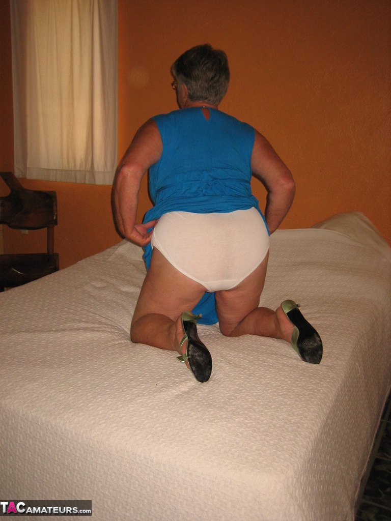 Fat granny steps out of white underwear to finish getting naked foto porno #423061004