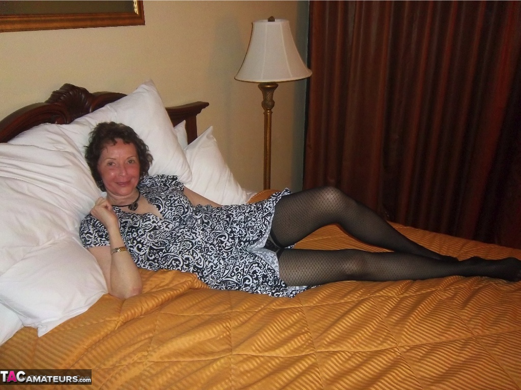 Curly haired mature woman likes sending her younger partner provocative photos foto porno #422812896