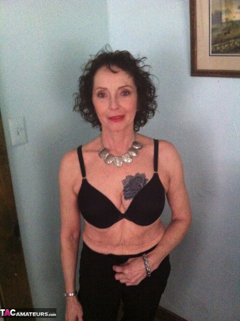 Curly haired mature woman likes sending her younger partner provocative photos foto porno #422812901