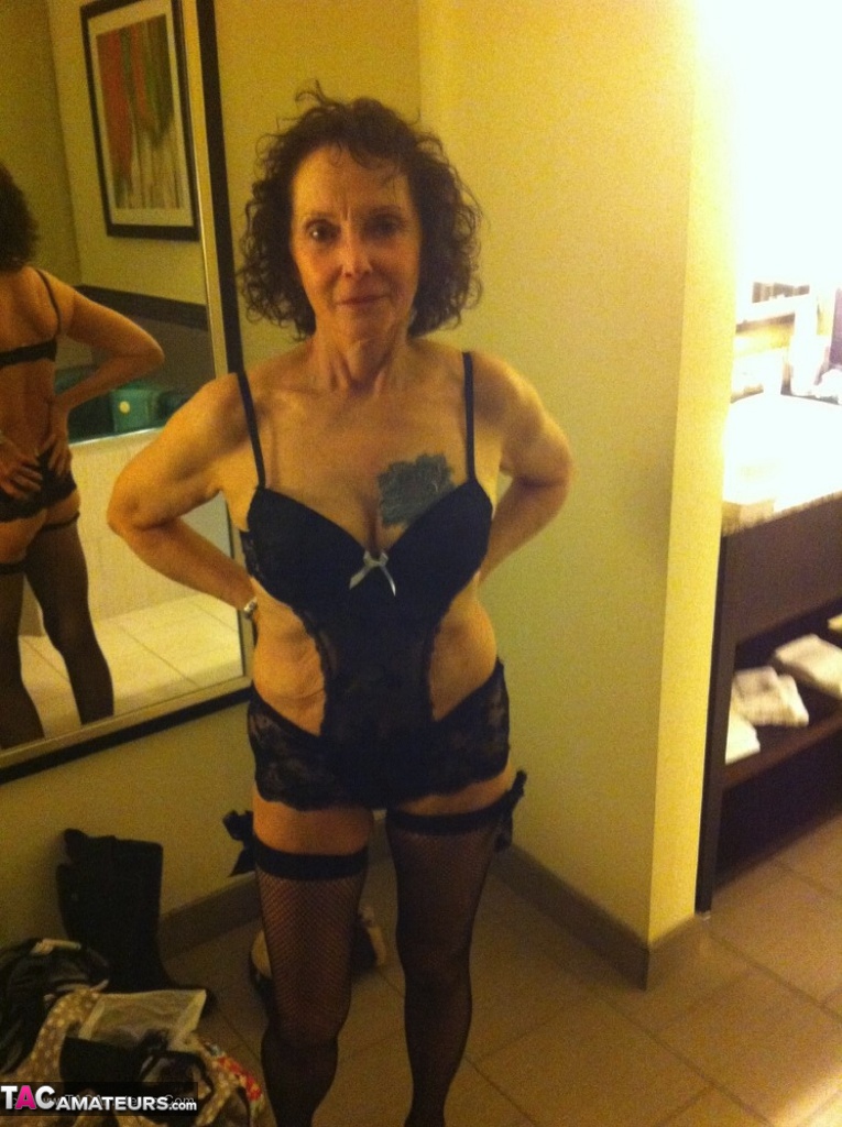 Curly haired mature woman likes sending her younger partner provocative photos foto porno #422812906