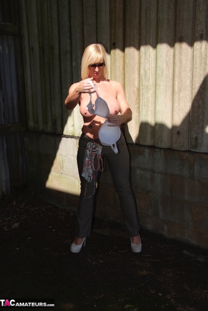 Older blonde amateur Melody shows off her large tits while outdoors in shades 色情照片 #427014339
