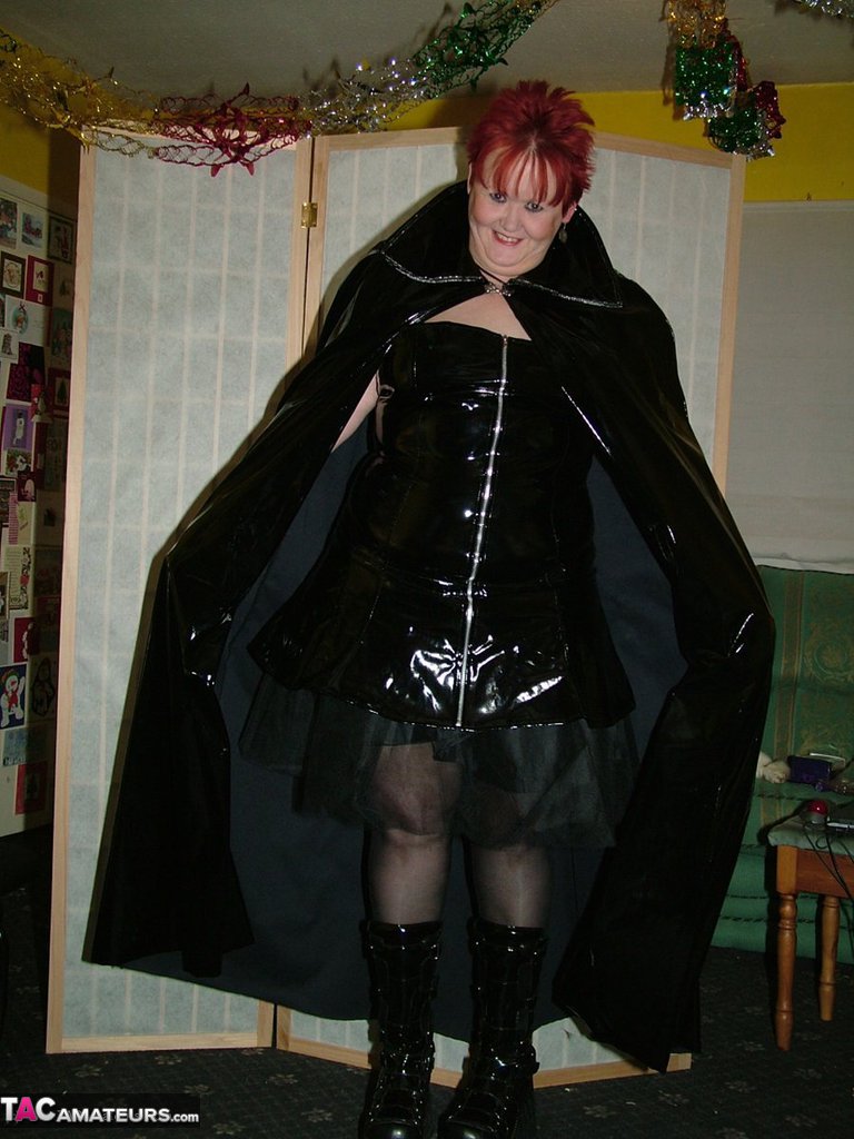 Mature redhead Valgasmic Exposed exposes herself in cosplay attire by a shed ポルノ写真 #423232862
