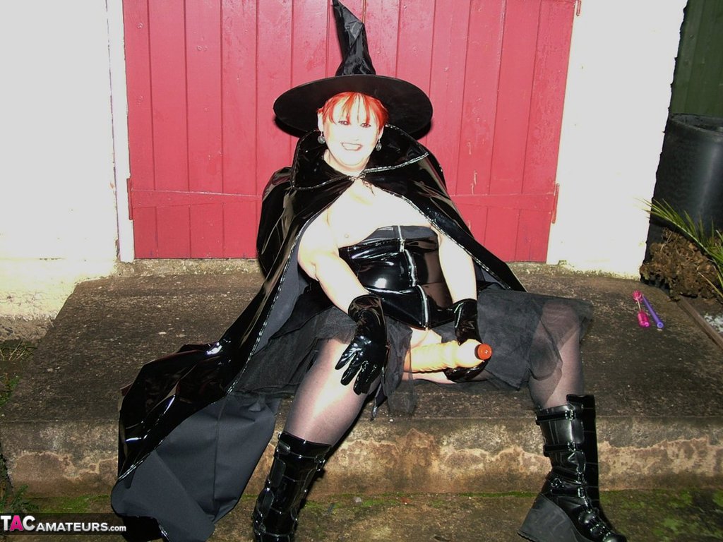 Mature redhead Valgasmic Exposed exposes herself in cosplay attire by a shed Porno-Foto #423232895