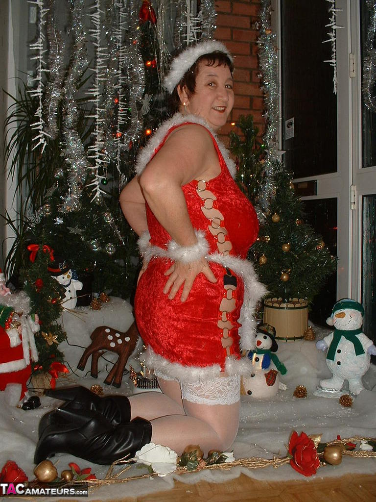 Mature woman Kinky Carol exposes her breasts during a Christmas scene foto porno #422797902