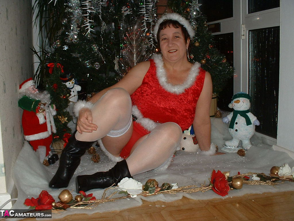 Mature woman Kinky Carol exposes her breasts during a Christmas scene porn photo #422797904