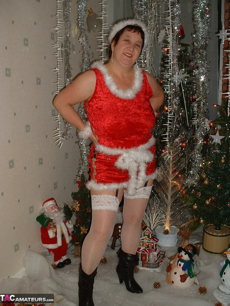 Mature woman Kinky Carol exposes her breasts during a Christmas scene foto pornográfica #422797908 | TAC Amateurs Pics, Kinky Carol, Granny, pornografia móvel