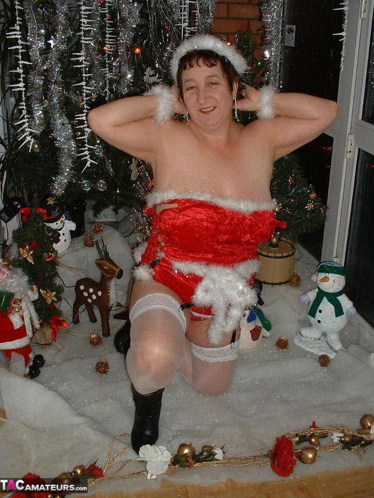 Mature woman Kinky Carol exposes her breasts during a Christmas scene foto porno #422797894