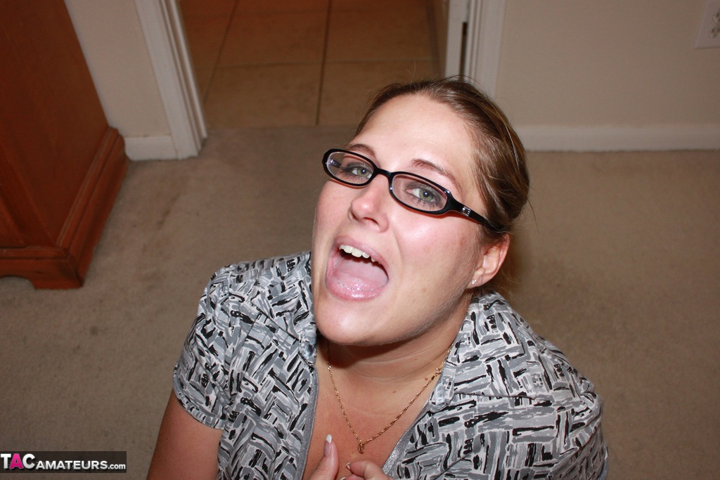 Amateur chick Gangbang Momma delivers a CFNM blowjob while wearing glasses foto porno #425512299