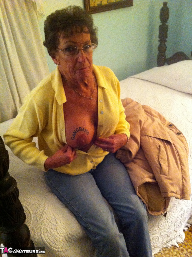 Dirty Amateur Granny Shows Her Sexy Naked Body And Kisses A Young Stud