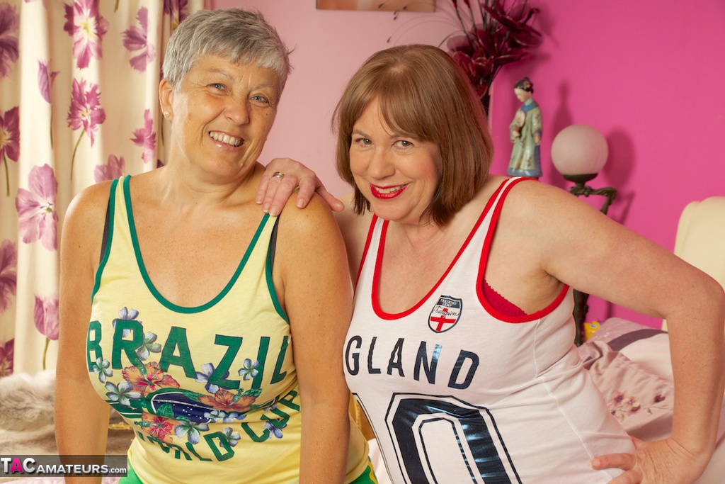 Two lesbian grannies reveal their big juicy tits and pose in sexy panties foto pornográfica #428612504