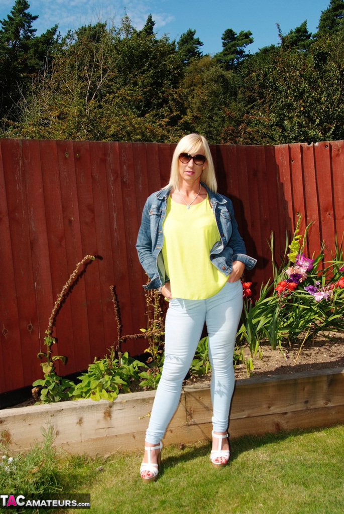 Middle-aged blonde Melody models in a bra and faded jeans in a backyard foto porno #428537057