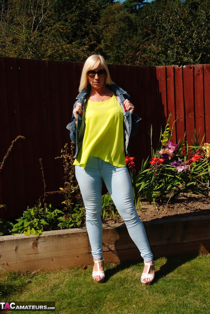 Middle-aged blonde Melody models in a bra and faded jeans in a backyard porno fotoğrafı #428537060