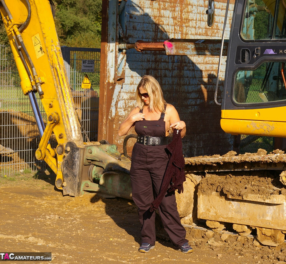 Blonde amateur Nude Chrissy gets naked in shades afore heavy equipment ポルノ写真 #428404936 | TAC Amateurs Pics, Nude Chrissy, BBW, モバイルポルノ