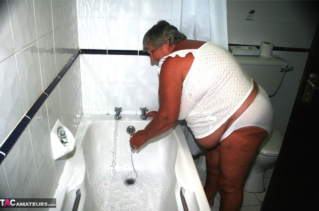 Obese old woman Grandma Libby gets completely naked while having a bath porno foto #424859803