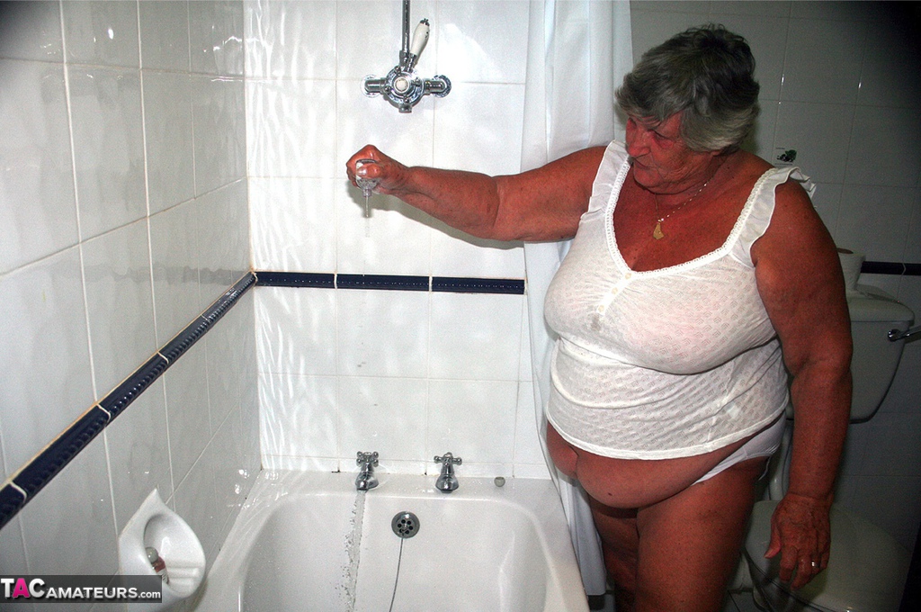 Obese old woman Grandma Libby gets completely naked while having a bath porno foto #424730923