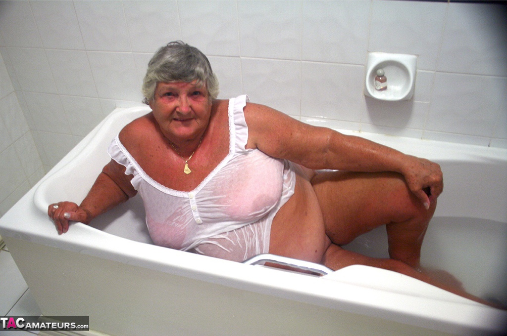 Obese old woman Grandma Libby gets completely naked while having a bath foto porno #424859816
