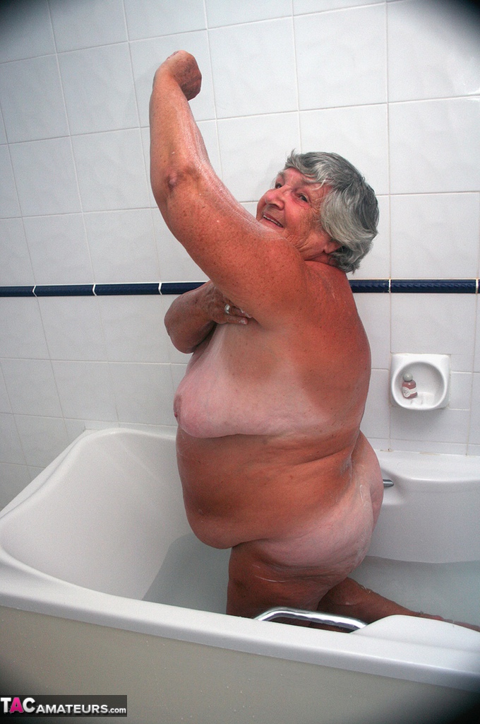 Obese old woman Grandma Libby gets completely naked while having a bath foto porno #424859837