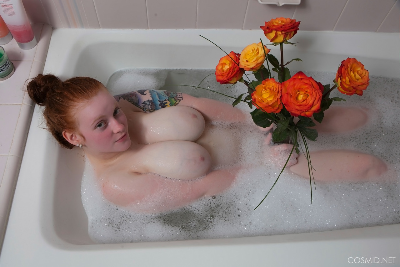 Pale redhead Kaycee Barnes displays her large boobs and butt during a bath foto porno #422619704