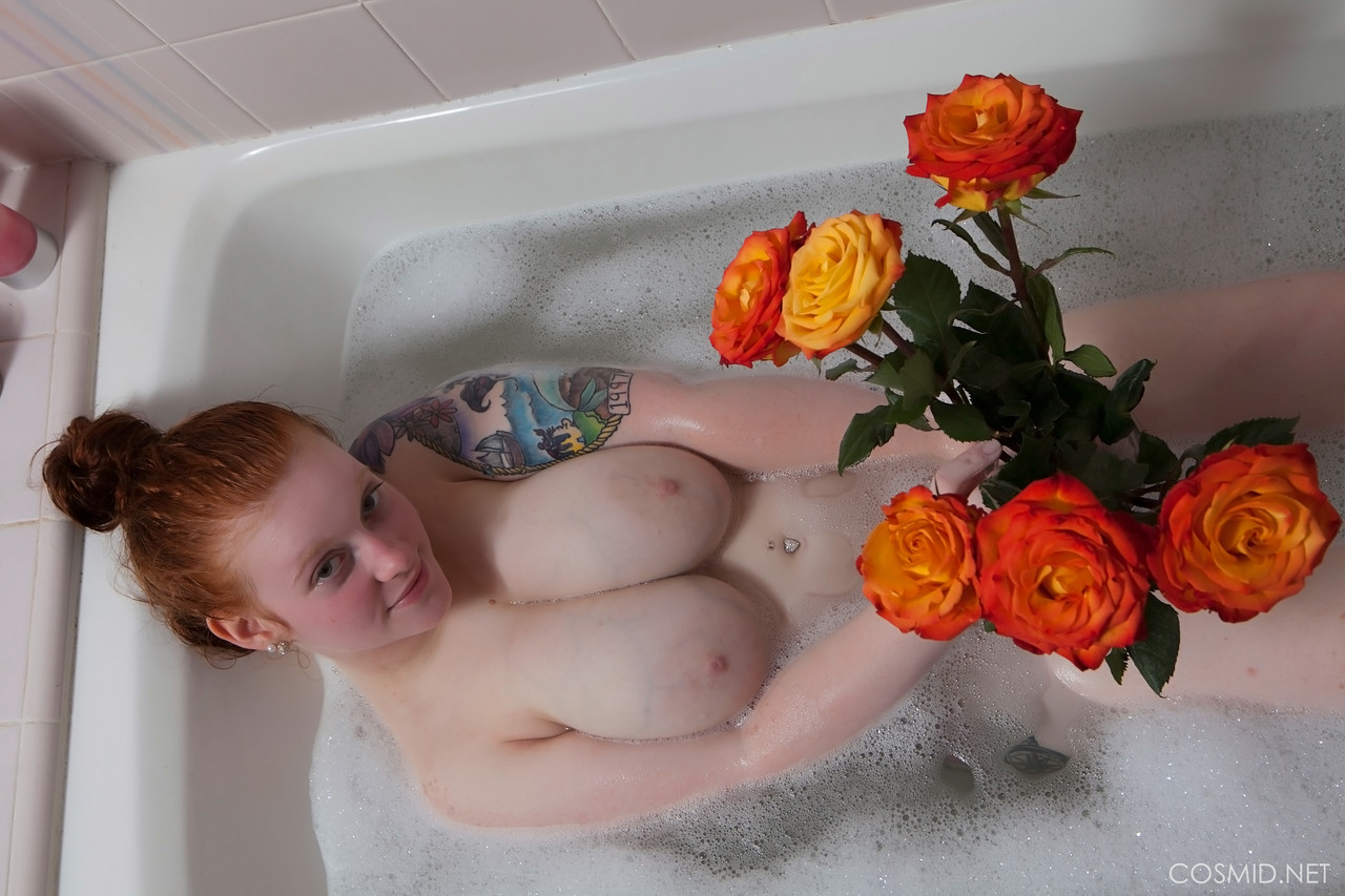 Pale redhead Kaycee Barnes displays her large boobs and butt during a bath foto porno #422619681
