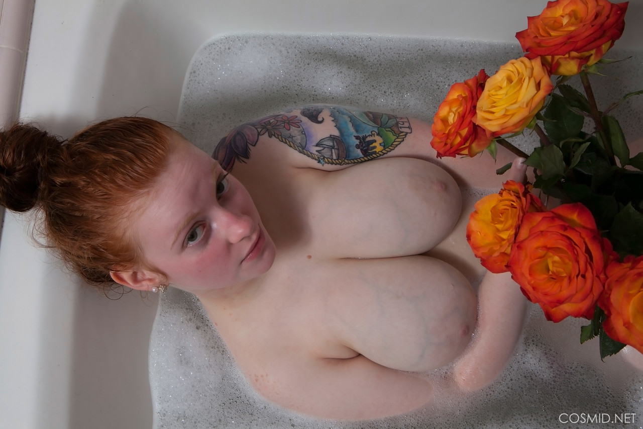 Pale redhead Kaycee Barnes displays her large boobs and butt during a bath 포르노 사진 #422619720