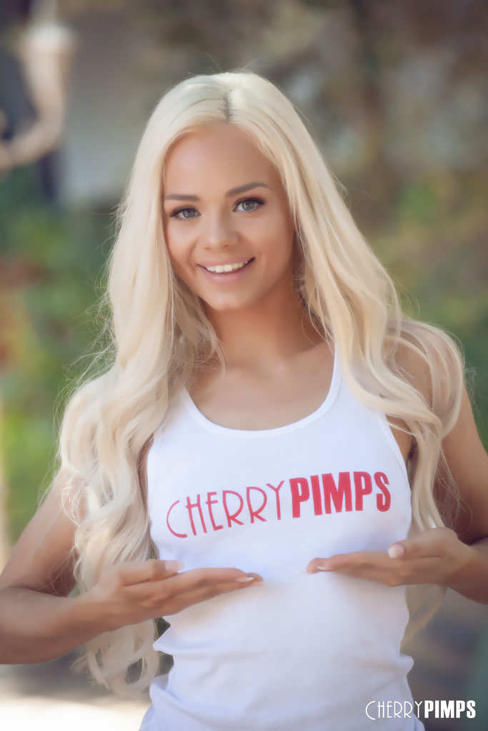 Pretty blonde teen Elsa Jean models non nude in tank top and thong outside 色情照片 #428961608 | Cherry Pimps Pics, Elsa Jean, Babe, 手机色情
