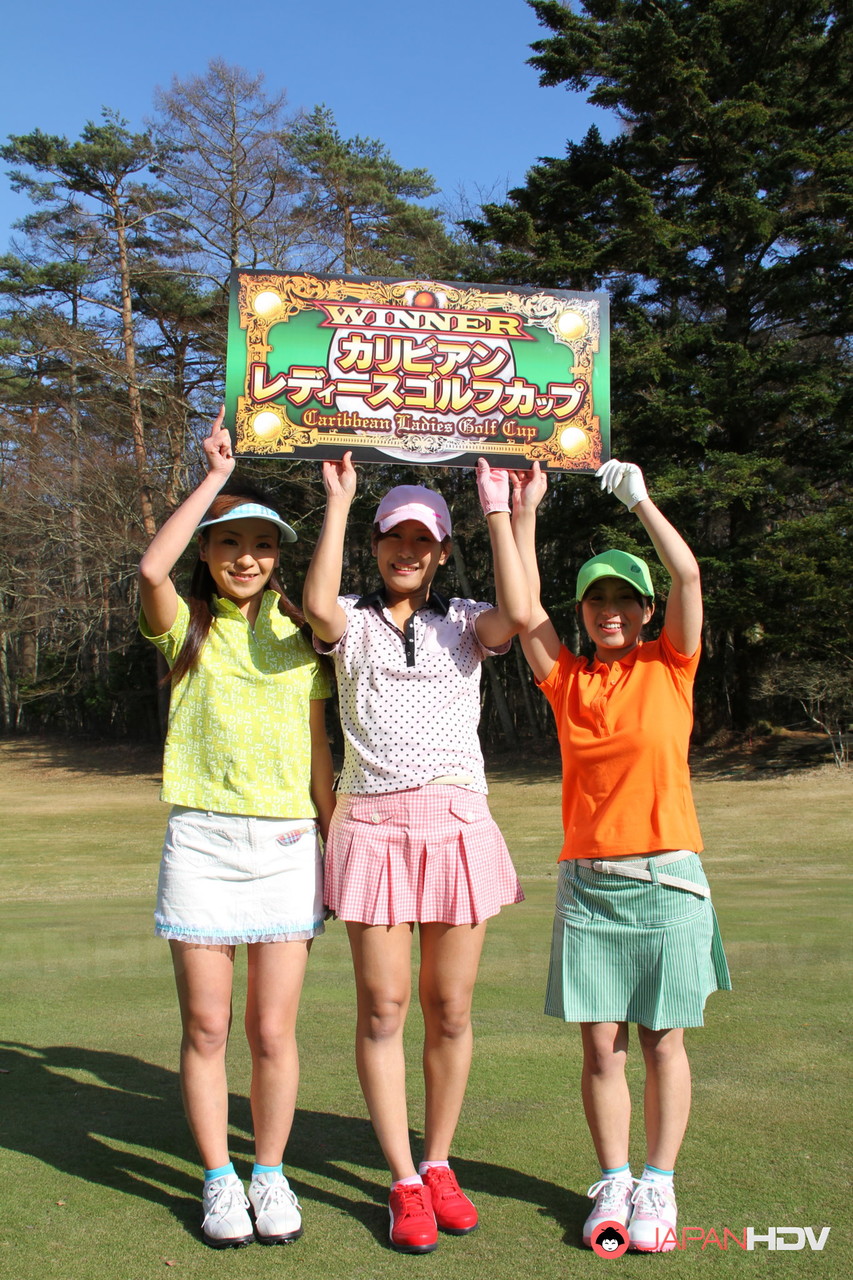 Female Japanese golfers flash their tits before lifting up skirts on a course foto porno #426551987