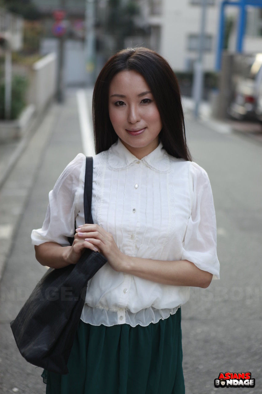 Japanese schoolgirl Anna Sakura pauses in the street to flaunt her hot beauty foto porno #426983349