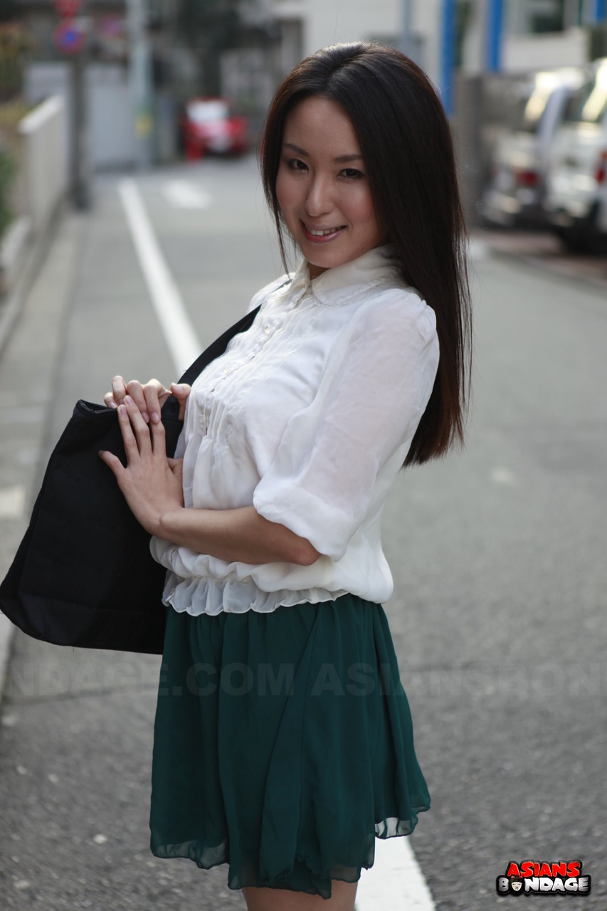 Japanese schoolgirl Anna Sakura pauses in the street to flaunt her hot beauty foto porno #426983353
