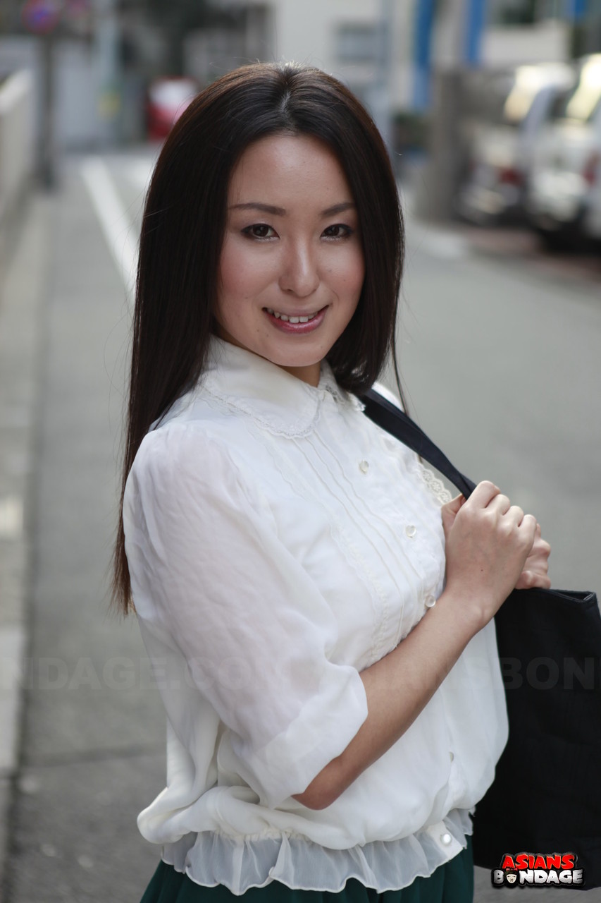 Japanese schoolgirl Anna Sakura pauses in the street to flaunt her hot beauty foto porno #426983428