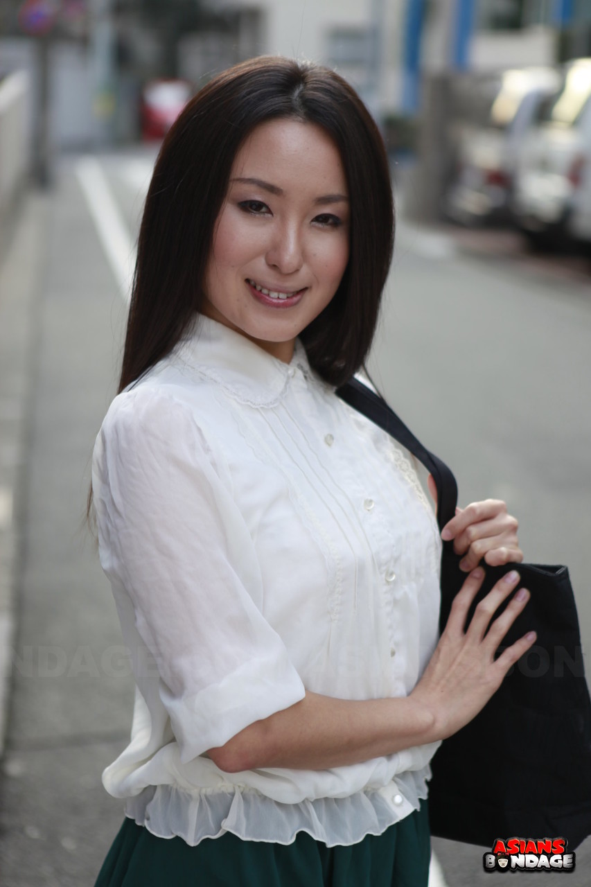 Japanese schoolgirl Anna Sakura pauses in the street to flaunt her hot beauty foto porno #426983430