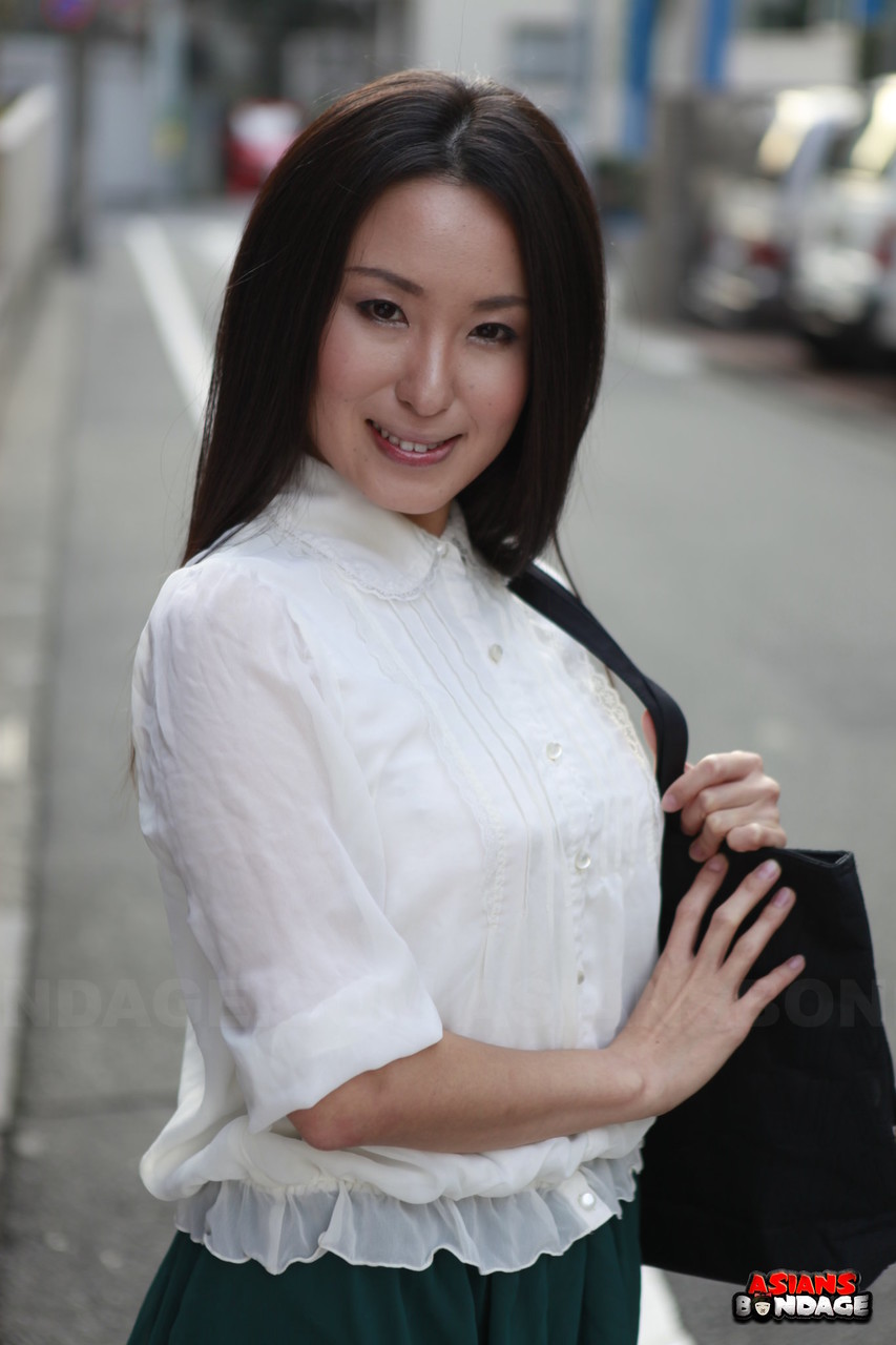 Japanese schoolgirl Anna Sakura pauses in the street to flaunt her hot beauty foto porno #426983431